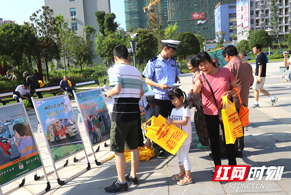 新邵交警多举措开展 “安全生产月” 咨询日活动1.jpg