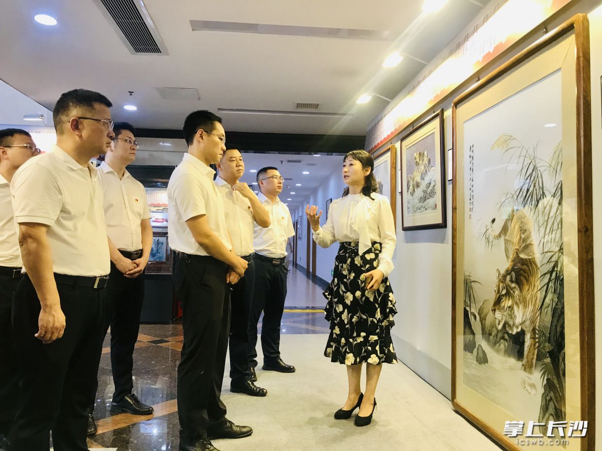 湘绣非遗传承人生动讲解湘绣的独特针法工艺。  全媒体记者 李卓 摄