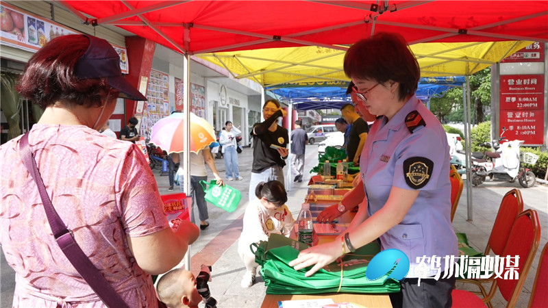 河西街道开展安全宣传咨询日活动.mp4_20210617_214233.496_副本.jpg