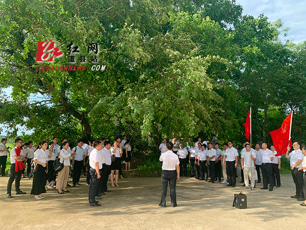 现场聆听党课.gif