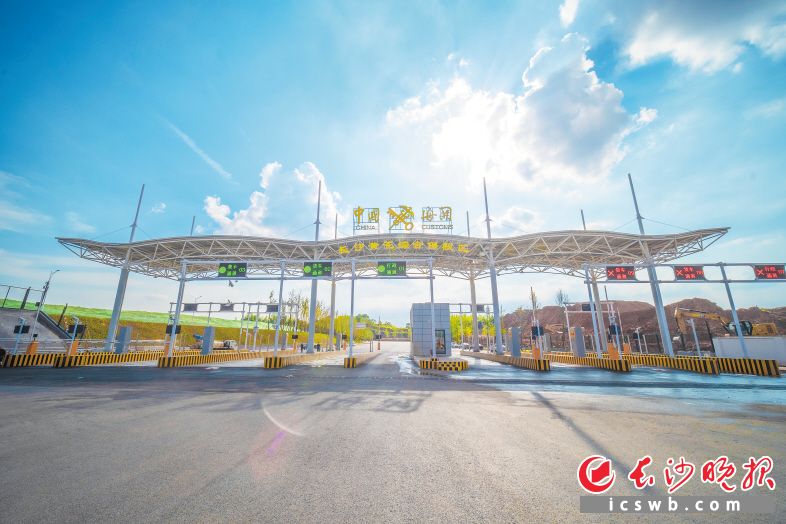 　　黄花综保区将有效促进与长沙黄花国际机场的区港联动，实现优势互补，进一步撬动临空经济的加快崛起。  章帝 摄