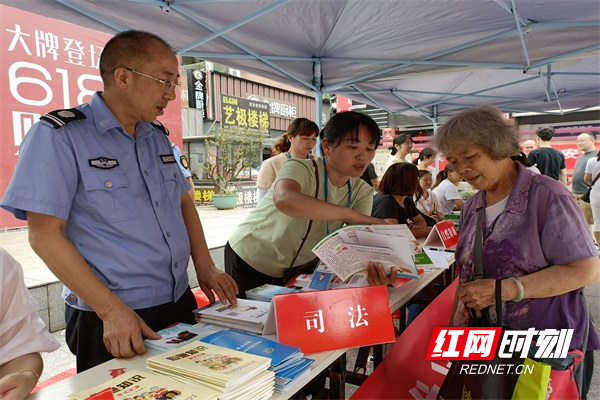 图六工作人员向居民宣传《民法典》.jpg