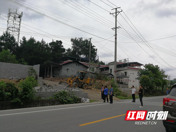 凤凰县廖家桥镇:"铁拳"出击 让违章建筑无处遁形