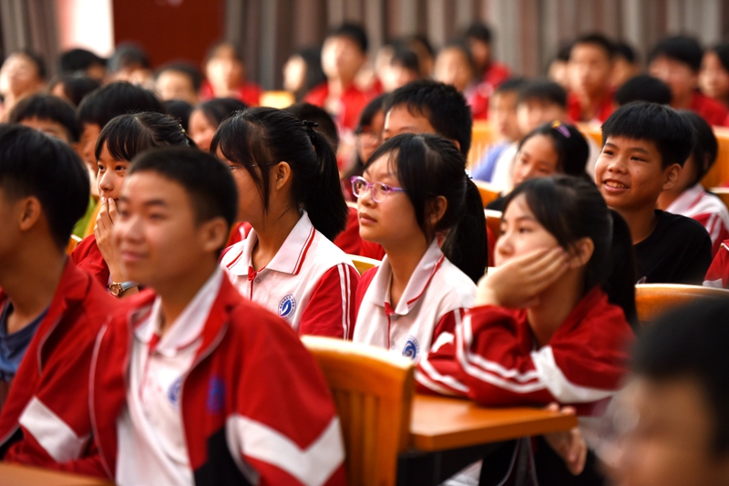 学生认真聆听讲座.jpeg