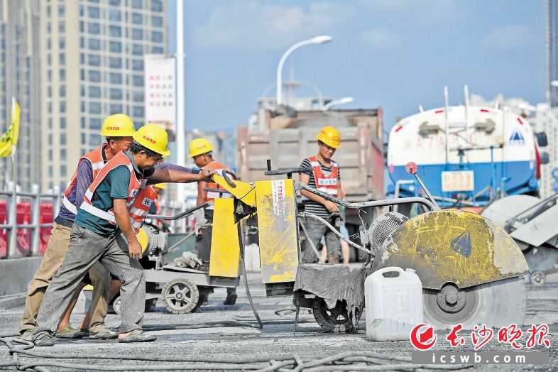 　　2018年8月14日，橘子洲大桥提质改造施工现场，工人顶着烈日在紧张劳作。 长沙晚报全媒体记者 王志伟 摄