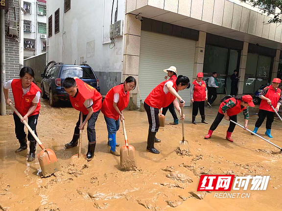 志愿者开展受损道路淤泥清理、路面清洗等抗灾救灾志愿服务活动现场.marked.png