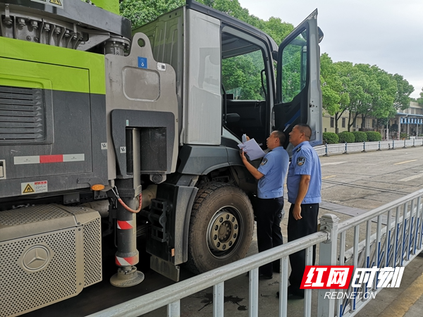 图三交警支队车管所民警双休日为中联重科企业办理业务.jpg