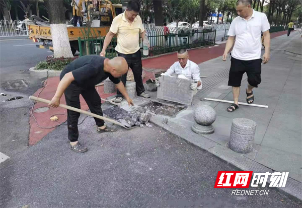 市政中心工作人员进行人行道无障碍改造.png