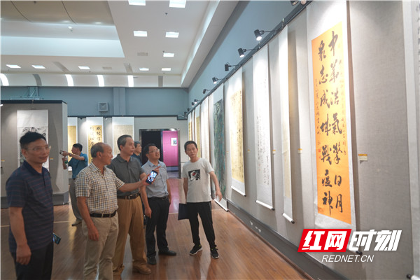嘉宾观展.JPG