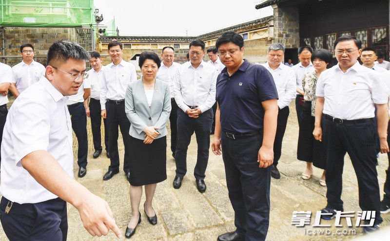 6月19日，省委常委、市委书记吴桂英到浏阳市大围山镇调研湖南省苏维埃政府旧址（锦绶堂）改造建设情况。长沙晚报全媒体记者 余劭劼 摄