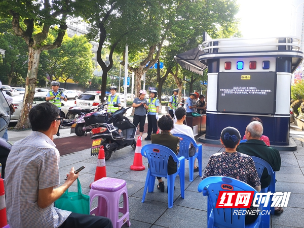 图三“两车”违法当事人观看警示教育片.jpg