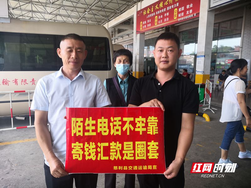 县交通运输局工作人员向客运班车司机宣传_副本.jpg