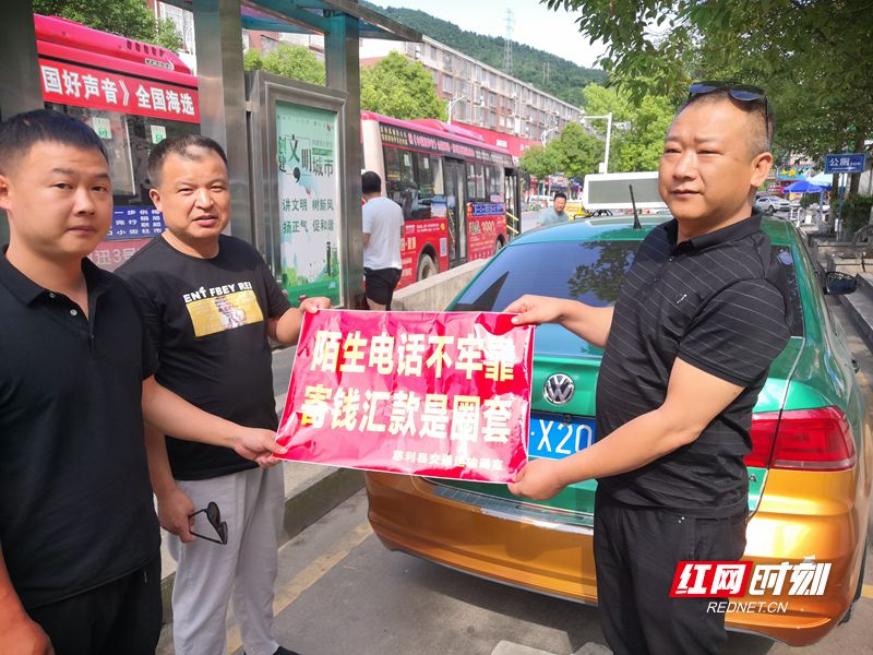 县交通运输局综治办主任向出租车司机宣传_副本.jpg
