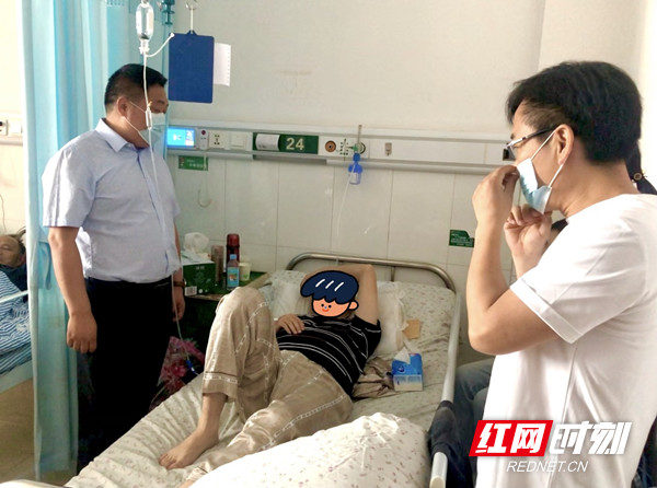 慰问生病员工.jpg