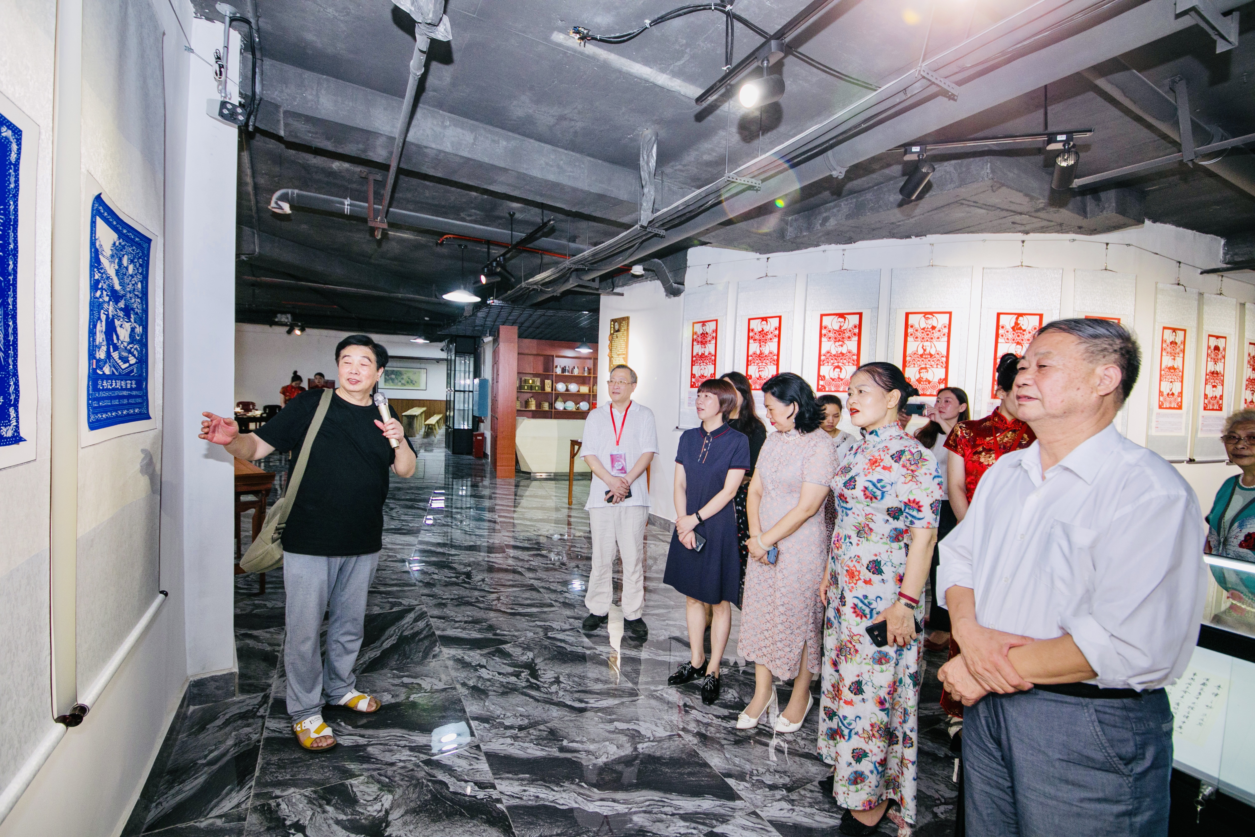 百幅红色文化主题剪纸作品在首个社区共享美术馆开展。 长沙晚报全媒体记者 李卓 摄