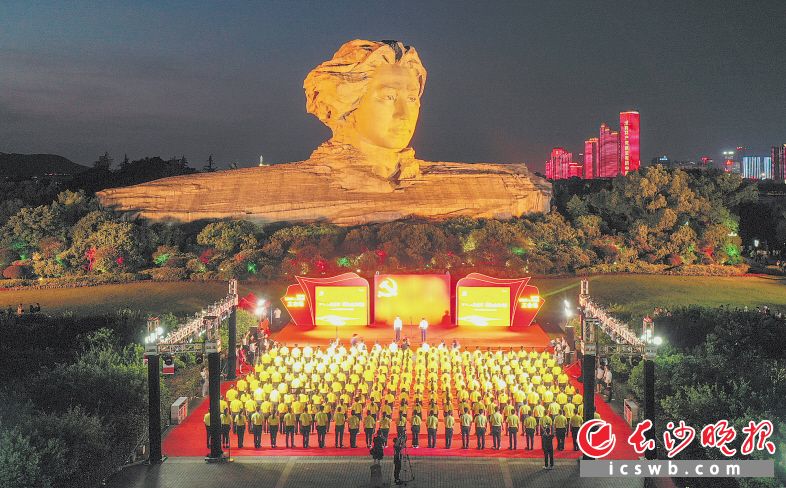 　　6月23日晚8时，长沙200名新党员代表在橘子洲头毛泽东青年艺术雕塑前宣誓入党。    长沙晚报全媒体记者 邹麟 摄