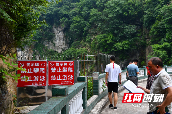 督查水库防溺水警示牌情况.jpg