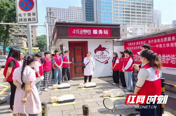 图：对志愿者开展急救知识培训.png
