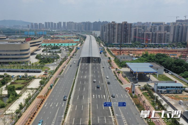 湘府路快速化改造工程（河西段）与潭州大道顺接桥梁正式放开交通。图片均为全媒体记者 邹麟 摄