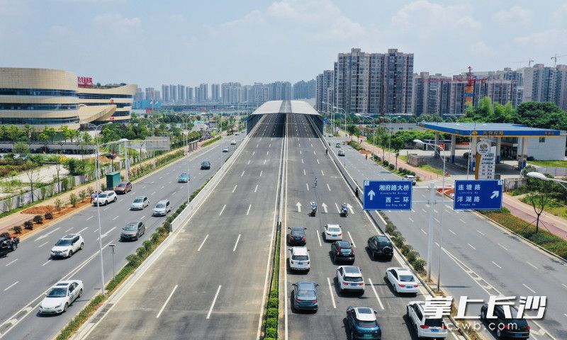 24日上午11时，湘府路快速化改造工程（河西段）与潭州大道顺接桥梁正式放开交通，这意味着潭州大道与湘府路高架全线通车。