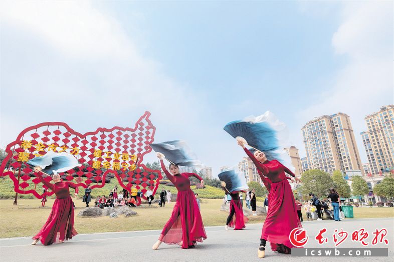 　　享受着新时代的幸福生活，快乐的宁乡人翩翩起舞。趣嗨影视供图