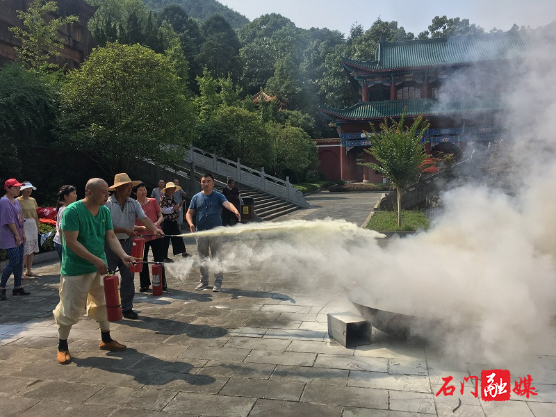 开展消防演练2.jpg 开展消防演练2.jpg