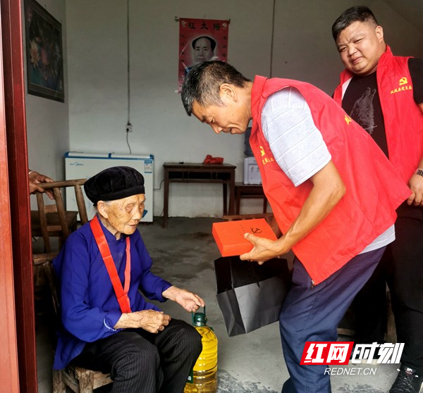 党员志愿者走访慰问贫困党员。.jpg