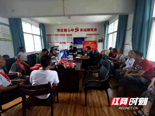 党支部书记秦秀红为党员上党史专题党课。.jpg