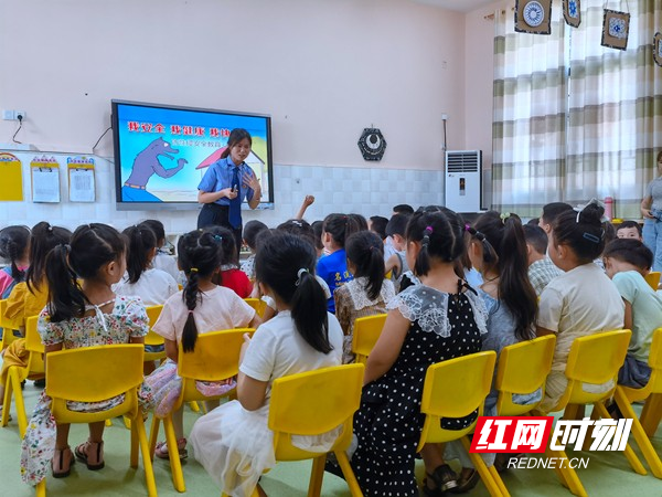 幼儿认真听讲.jpg