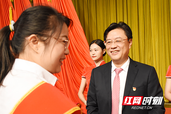 市委副书记、市长张值恒（右）为受表彰者颁奖。.jpg