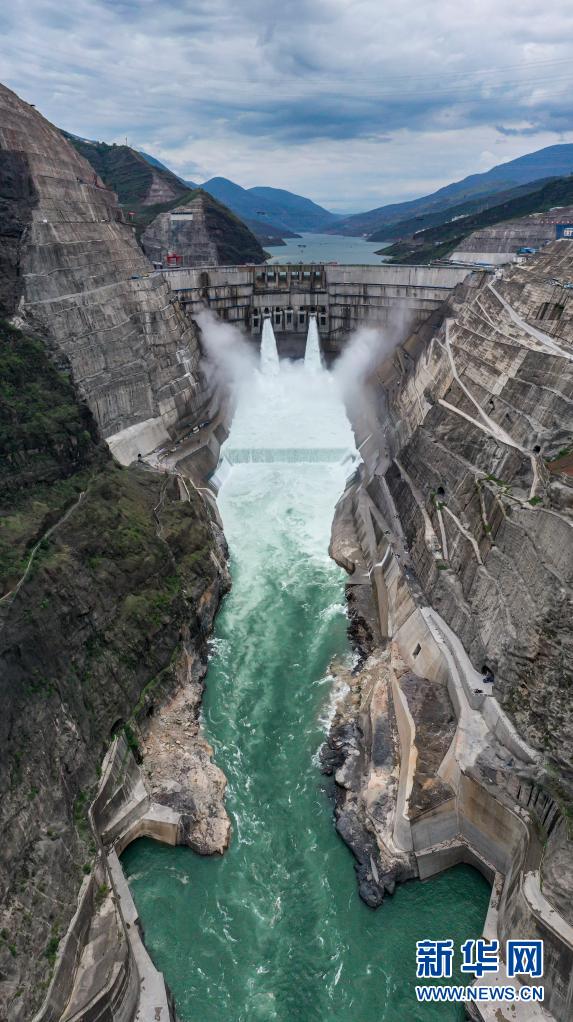 白鹤滩水电站图片全景 cee147f9-ef70-400c-a985-f5193421ae02.jpg