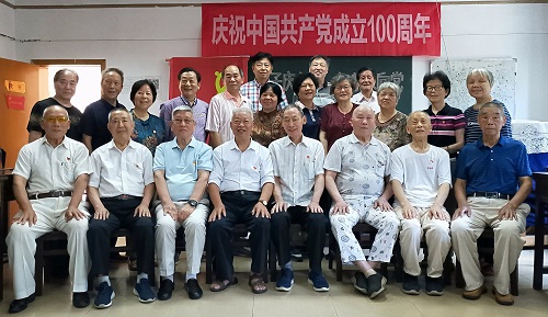 离退休干部工委退休一支部举办“赤子庆七一  红心永向党”主题党建活动颁发纪念章1.jpg