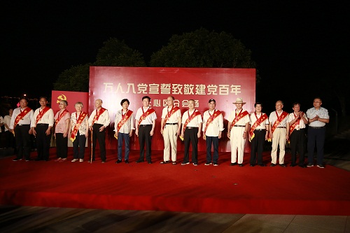 张界贻部长为区离退休干部工委老党员代表颁发“光荣在党50年”纪念章1.jpg