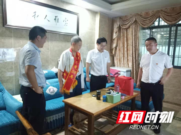 光荣在党50年党员慰问1_副本.jpg