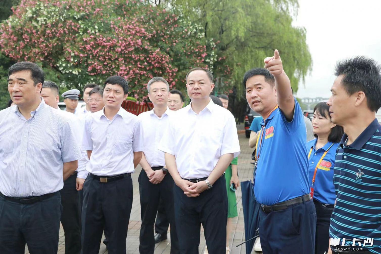 郑建新一行来到橘子洲焰火广场现场检查。刘书勤 摄