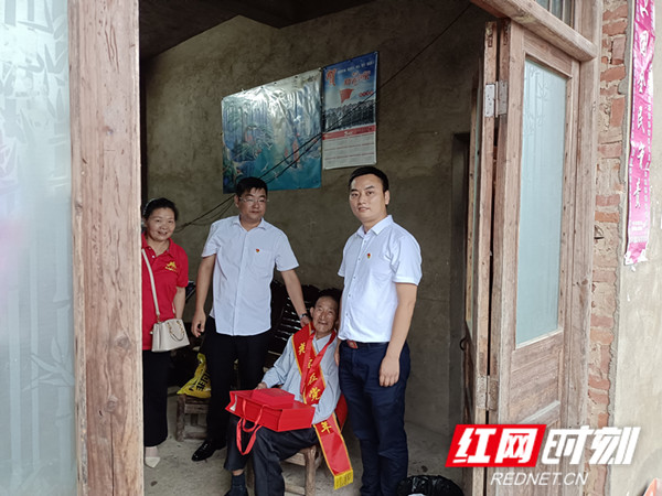 光荣在党50年党员慰问2_副本.jpg