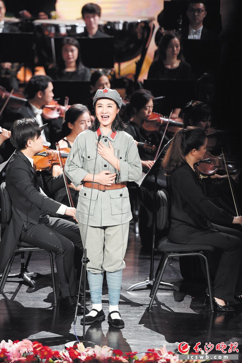 　　民族女高音歌唱家刘一祯带来《韭菜花开一杆心》。