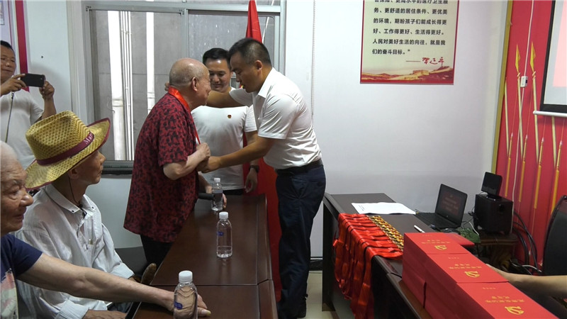应急局为50党龄老党员颁发纪念章 (1).mp4_20210629_201914.934_副本.jpg