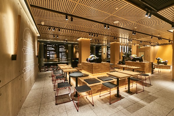 温州解放街餐厅首次使用100%光伏板供能的感光遮阳屏风，使用回收塑料瓶制成.jpeg