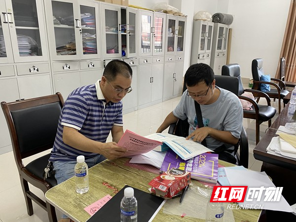 该公司招生负责人走进凤凰县高级中学为师生宣传招生政策。.jpg