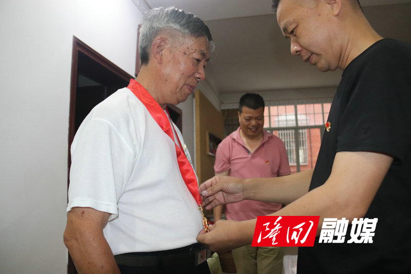 隆回县财政局党组书记范志海（右）为老党员朱立当（左）佩戴纪念章.jpg