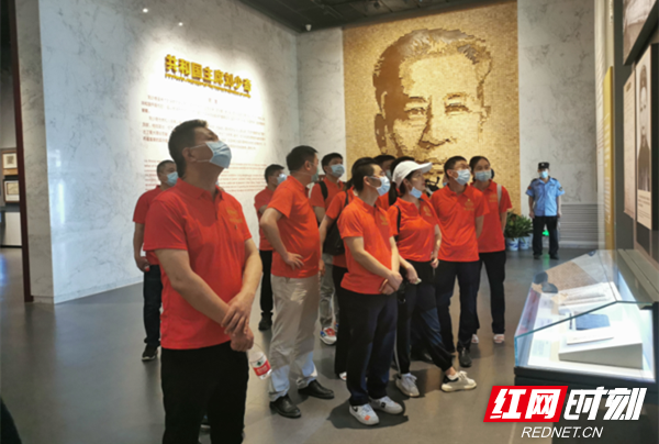 参观刘少奇纪念馆.png