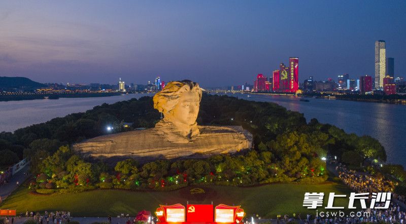 华灯初上，橘子洲头灯光点亮，与一江两岸楼宇上的夜景交辉相映。长沙晚报全媒体记者 邹麟 摄