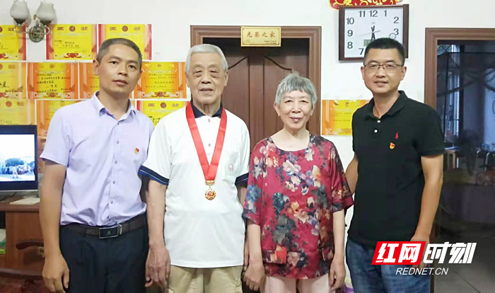 20210630陈先辉送光荣在党50年纪念章 - 副本.jpg