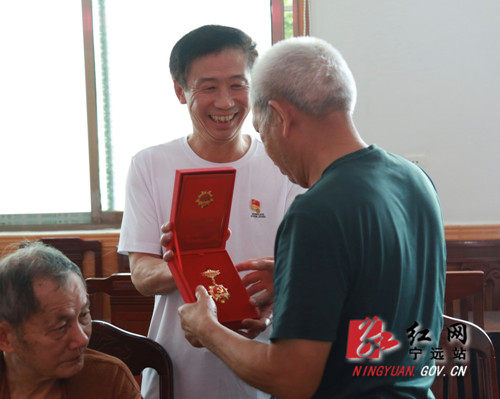 宁远县人民医院举行“光荣在党 50年”老党员座谈会_副本500.jpg