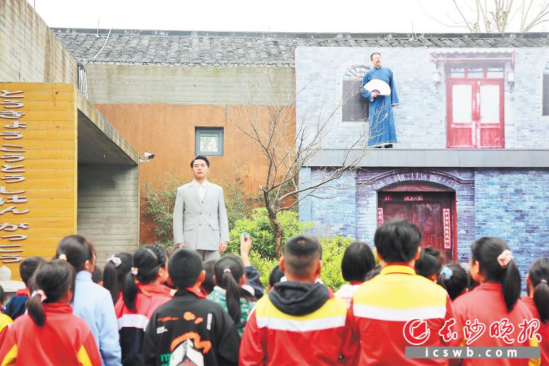 　　长沙县打造行进式实景演出《田汉与国歌》，让群众沉浸式、零距离学党史，悟党史。 梁焕鑫 摄