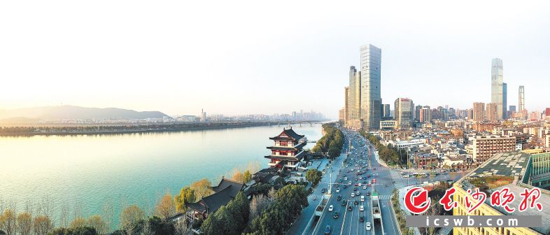 　　天心区湘江大道两侧，杜甫江阁与现代化高楼相映成趣。均为陈飞摄