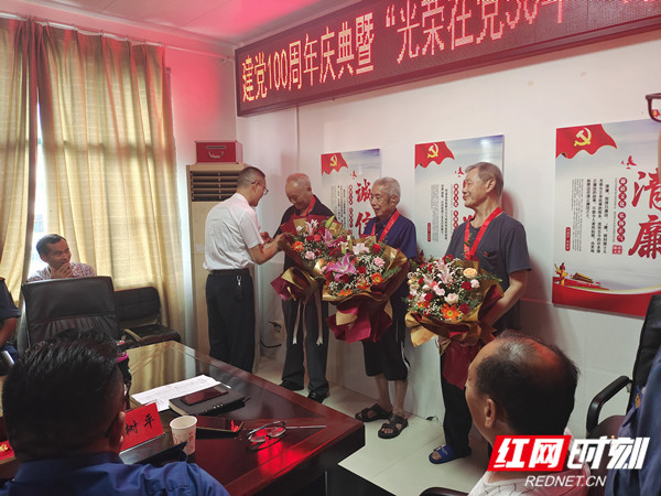 颁发纪念章_副本.jpg