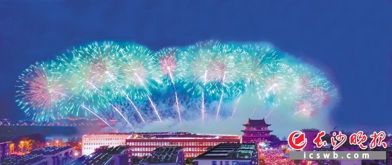 　　6月30日晚，省会长沙庆祝中国共产党成立100周年大型音乐焰火晚会上演，璀璨焰火照亮星城夜空。