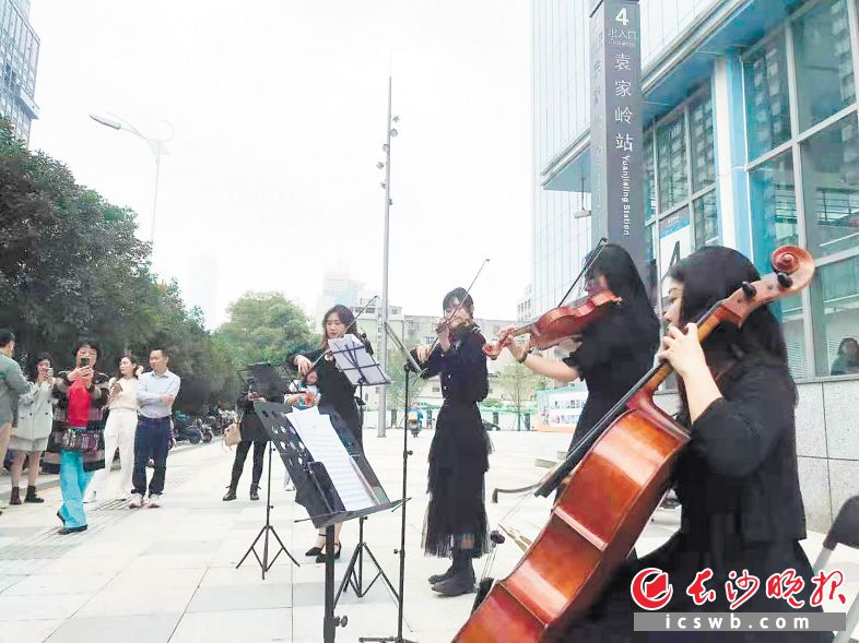 　　在城市文化客厅袁家岭，街头一场交响乐快闪活动正在浪漫上演。胡宣供图